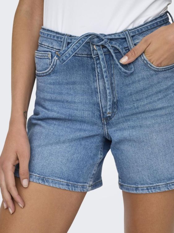 Only ONLGIANNA MW BELTED SHORTS AZG DNM NOOS (15340706/Medium Blue Denim) - WeekendMode