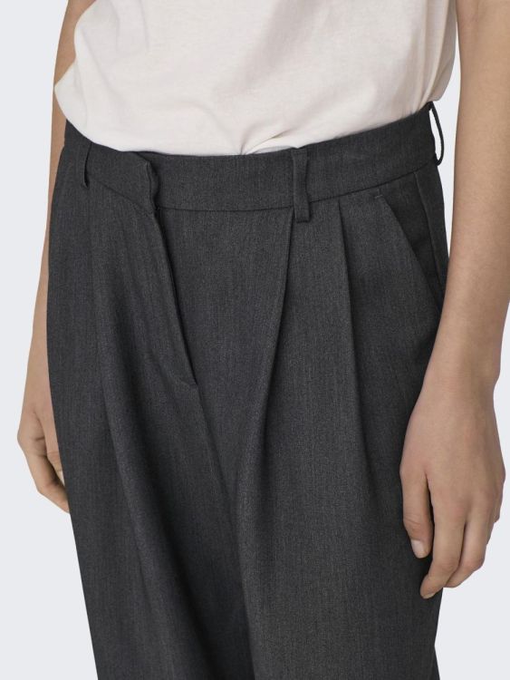 Only ONLHATTIE HW LIFE PLEAT STR PAN TLR NOOS (15304707/Dark Grey Melange) - WeekendMode