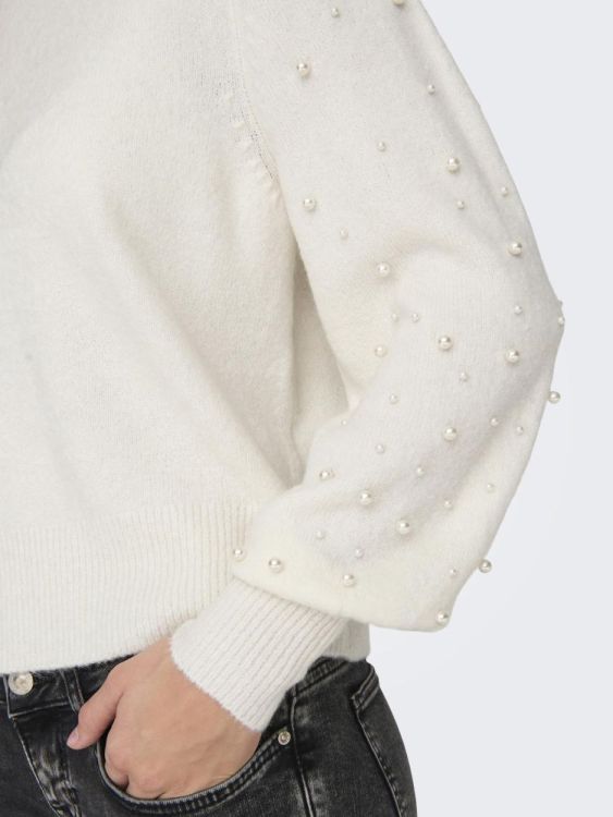 Only ONLKINNE LS PEARL DETAIL O-NECK KNT (15314672/Cloud Dancer Dtm Pearls) - WeekendMode