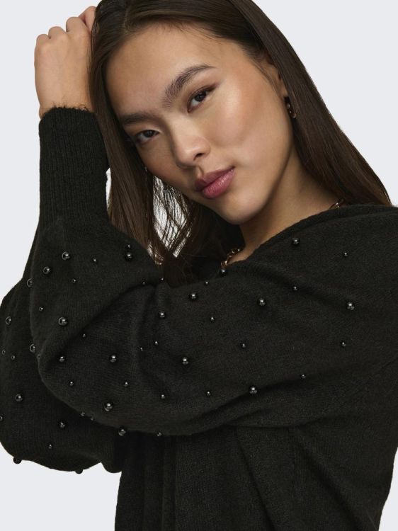 Only ONLKINNE LS PEARL DETAIL O-NECK KNT (15314672/Black Dtm Pearls) - WeekendMode