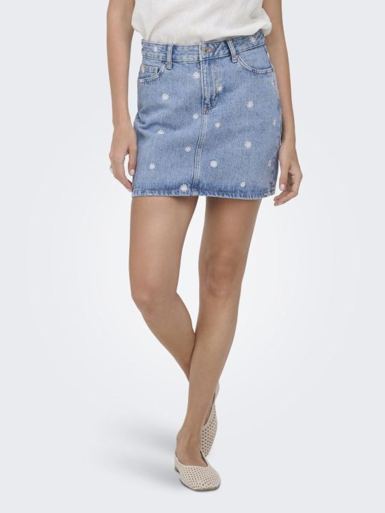Only ONLSTELLA DAISY SHORT SKIRT DNM NOOS (15362556/Light Blue Denim DAISY EMB) - WeekendMode