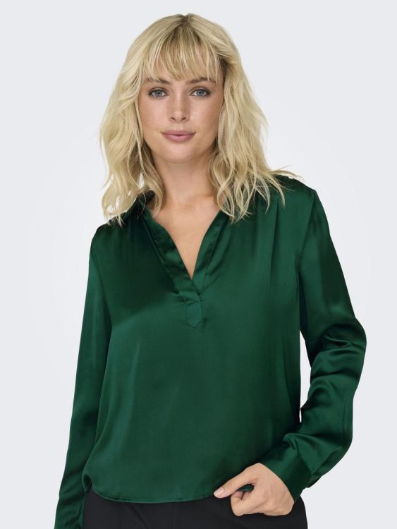 Only ONLZORA LS V-NECK COLLAR TOP WVN (15303375/Evergreen) - WeekendMode