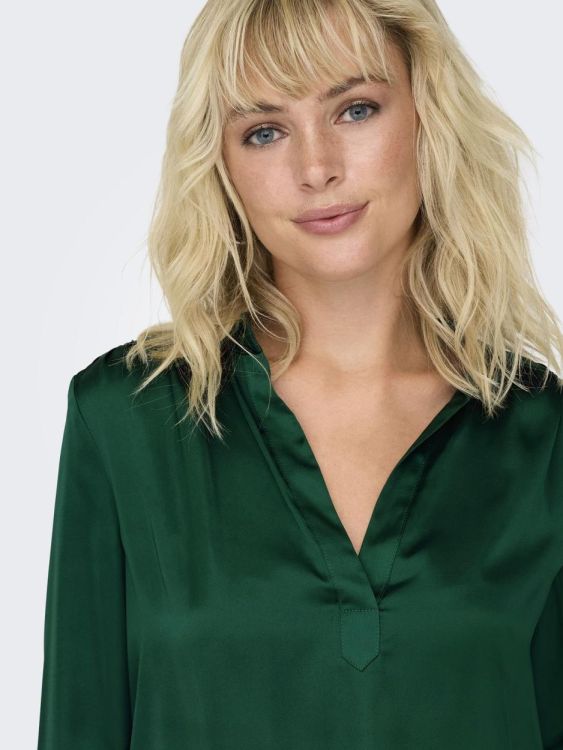 Only ONLZORA LS V-NECK COLLAR TOP WVN (15303375/Evergreen) - WeekendMode