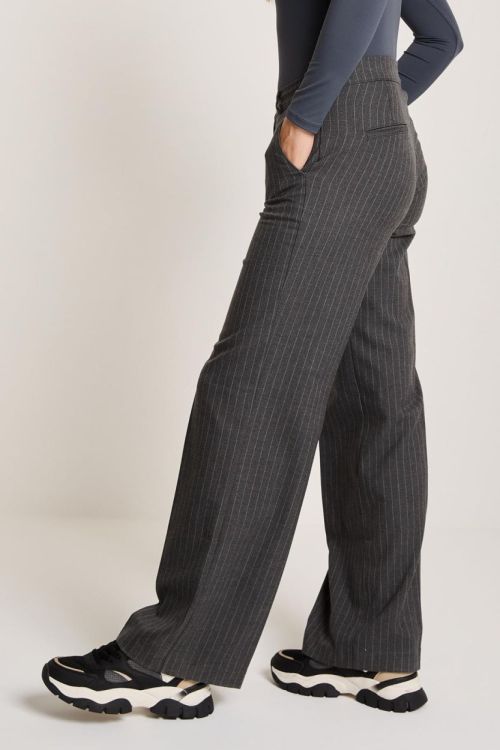 Parami Mira (Pleat) (FW241.232311-P173 - Pinstripe Anthracite) - WeekendMode