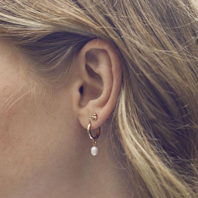 Timi of Sweden Pearl Small Hoop Earrings - Gold (8309402) - WeekendMode